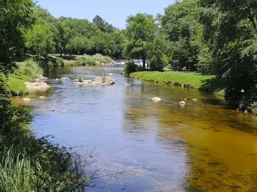 Río Los Reartes con playas de arena