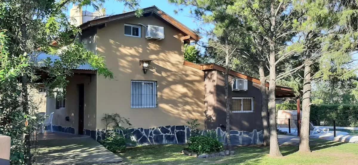 Cabaña para 4 o 5 personas equipada con aire acondicionado, Tv, cochera techada, asador, wifi