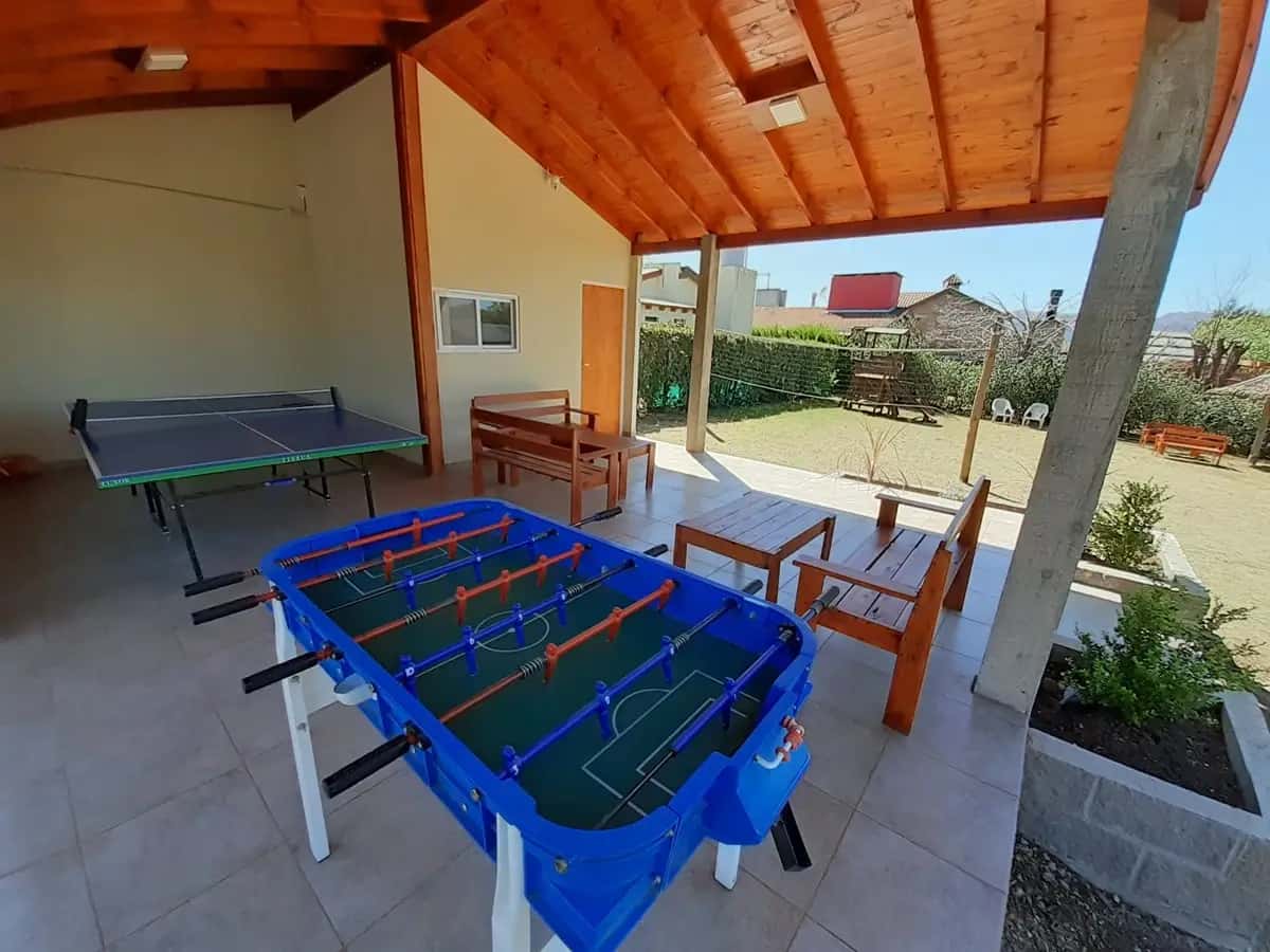 Servicios del complejo: piscina, WiFi, cochera y espacios recreativos